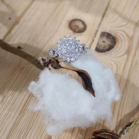🤍🤍NEW🤍🤍 BREATHTAKING!! Clear CZ Ring in SILVER Plating - Picture 12 of 16